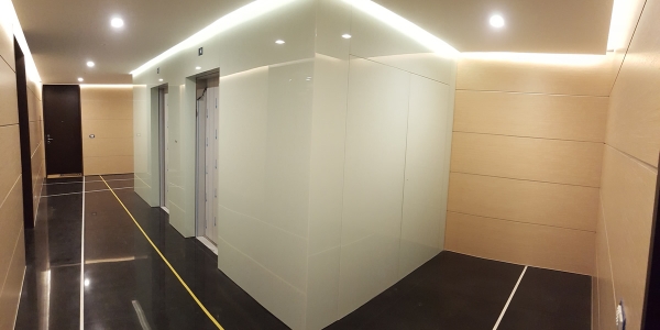 Boiserie in legno e vetro a Milano